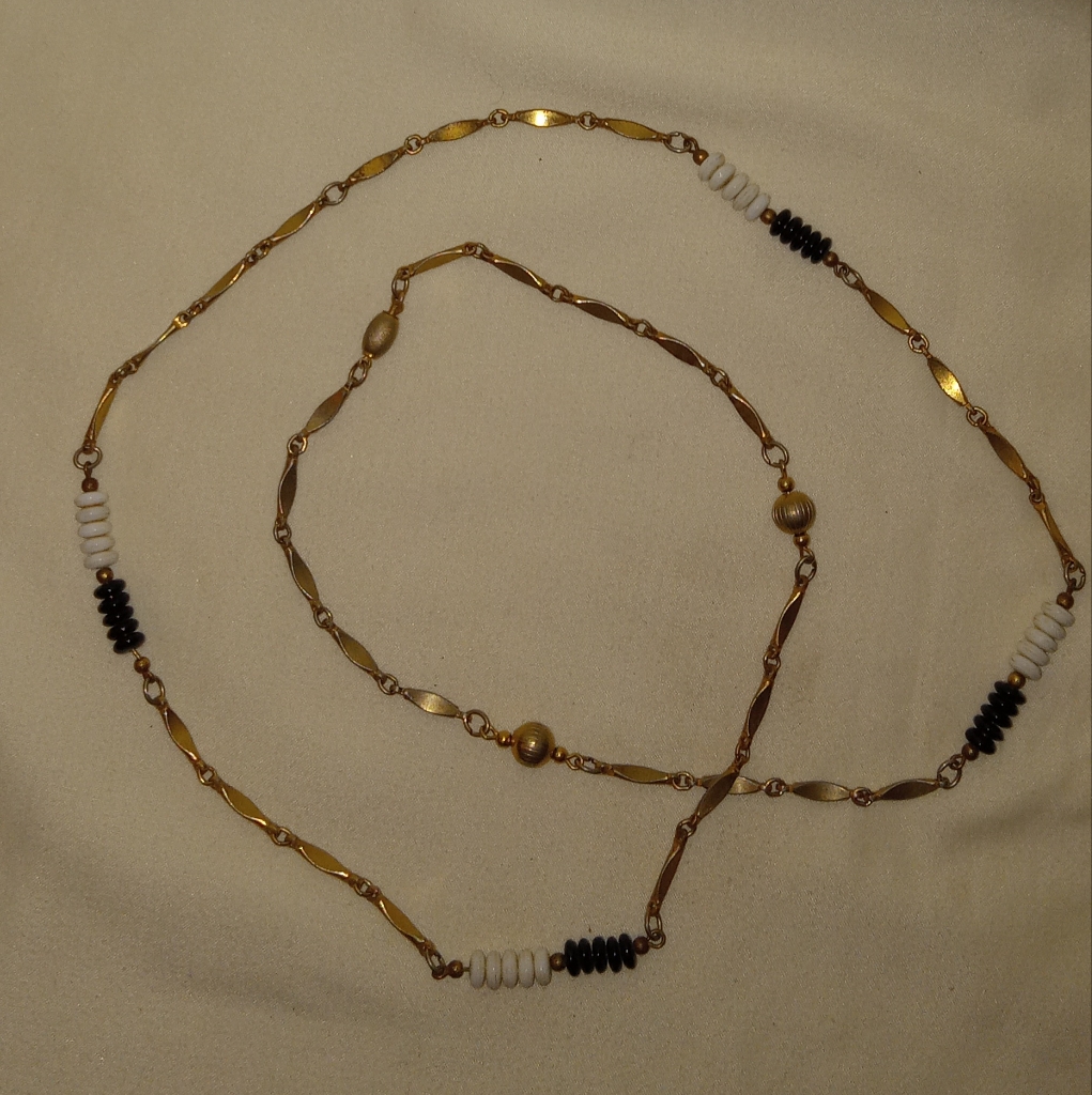 Long Goldtone Necklace With Black And White Glass Beads Vintage 18$